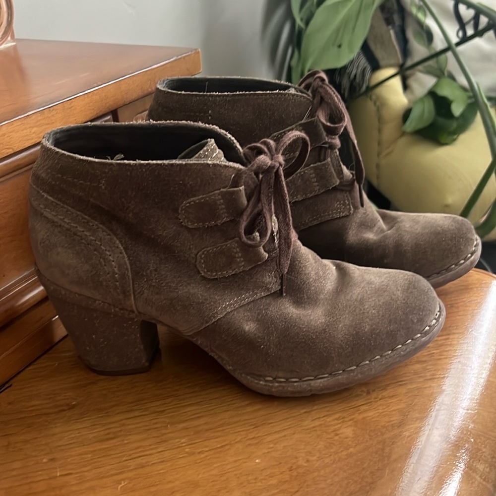 Women’s size 7 Clarks heeled booties.